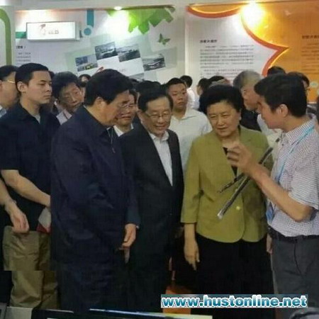 痕灌发明人诸钧（右一）向刘延东介绍痕灌节水技术