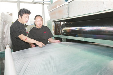 公司领导在防霾窗纱生产现场详细查看工艺流程