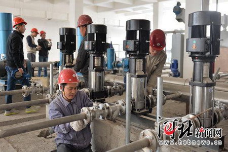 河北省首家地下式污水处理厂——石家庄正定新区地下式再生水厂正在安装设备