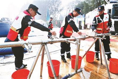 北京市红十字会首次与红十字总会以及天津、河北、云南等9省市的80余名救援队员在通州区举行供水和大众卫生应急演练（摄影：《北京青年报》记者  袁艺）