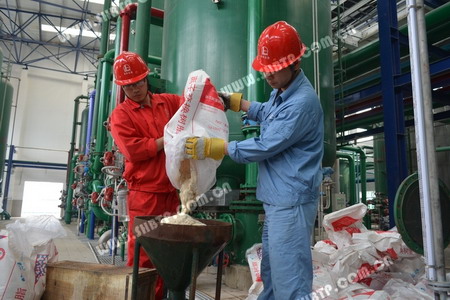 安庆石化公用工程部正在为800万吨/年炼化一体化工程脱盐水站混床装填阴阳离子交换树脂，5台混床的树脂需要装填阴阳离子交换树脂8000包，近200吨左右