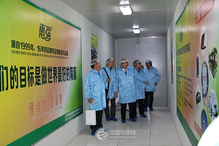 11月13日上午，第三届锂电“达沃斯”论坛嘉宾参观考察武汉惠强新能源隔膜自动化生产线