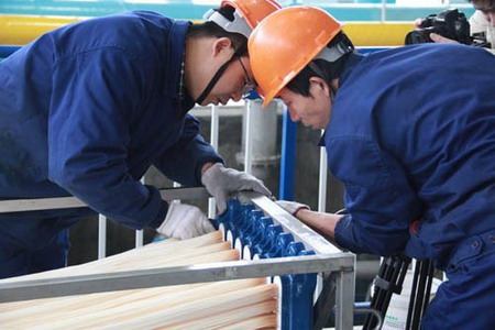 江东水厂施工人员在安装超滤膜