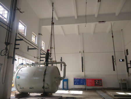 安徽省电建二公司承德热电项目化水车间首台设备就位