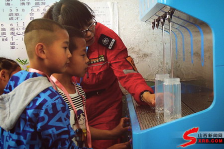 陆玫队长教孩子们使用新安装的净水机