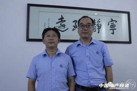 广州信豚水产技术有限公司董事长朱旺明（左）与信豚南沙新厂总经理王斌（右）