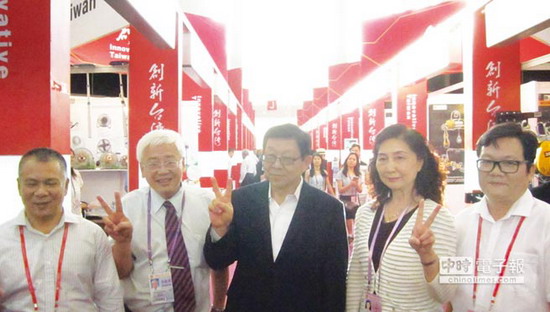 海协会会长陈德铭（中）特地前往广交会台湾馆参观并与参展商交流