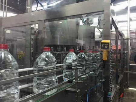 2015年10月20日，省重大产业项目江山娃哈哈饮料食品有限公司第一条4.5升装纯净水生产线投产