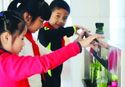 由南京水杯子研发设计安装的校园直饮水工程惠及300多万青少年