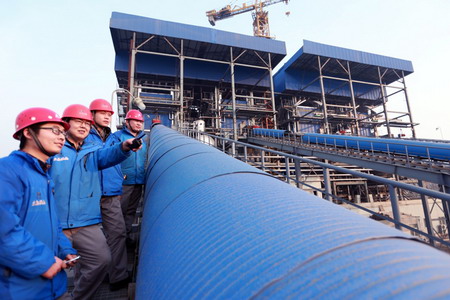 1月11日，文安县众鑫生物质供热有限公司工作人员调试设备（新华社记者 潘旭 摄）