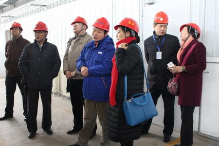 新奥环保副总工程师李伟(左四)在车间现场为专家考察团介绍情况