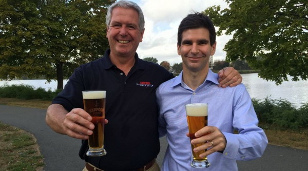 2015年9月，波士顿Harpoon酿酒厂总裁查理斯·斯托雷（左）和Desalitech总裁纳达夫·埃弗拉特（右）