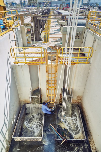 迪拜杰贝阿里海水淡化厂每天可以产生3000万加仑淡水