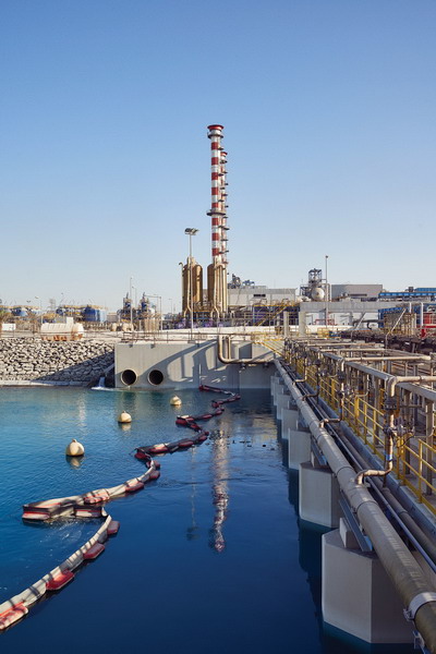 迪拜杰贝阿里海水淡化厂每天可以产生3000万加仑淡水