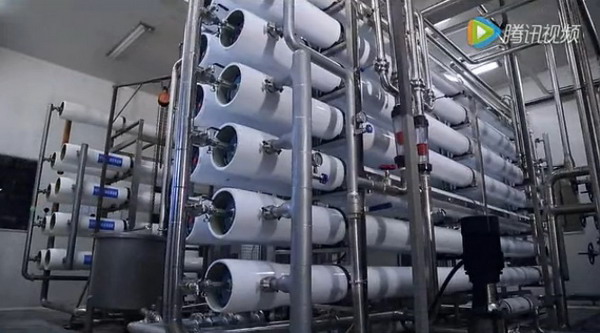 黄河源食品饮料公司向市民零距离开放桶装水生产流程