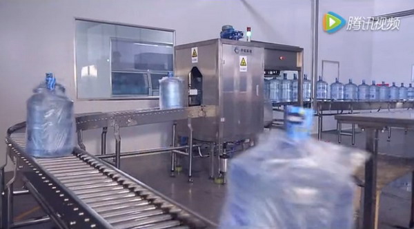 黄河源食品饮料公司向市民零距离开放桶装水生产流程