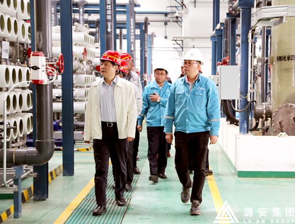 5月6日，潞安集团副总经理肖亚宁到煤基清洁能源公司现场办公，查看了项目水处理装置