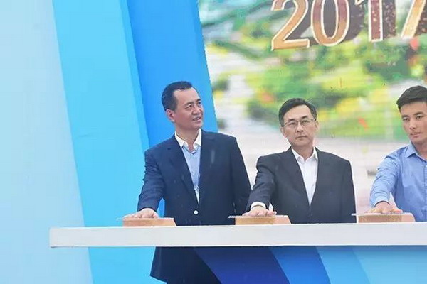 三泰集团董事长王效宁博士（左一）受邀出席开幕式