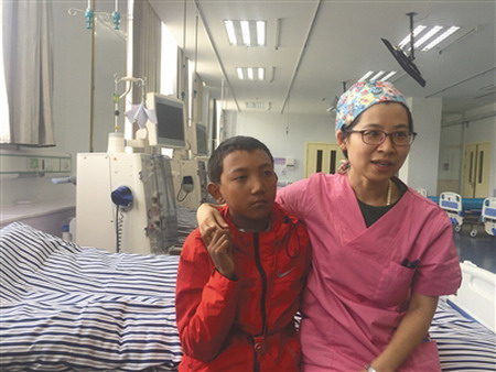 来自北京世纪坛医院的援藏护士常文静和患者在拉萨市人民医院（新京报记者 赵朋乐 摄）