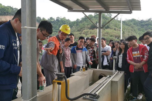 4月24日下午，60多名来自九江学院的学生在老师的带领下来到九江沙河生活垃圾填埋场渗滤液处理站参观，工作人员向大家详细介绍了垃圾渗滤液处理采用的“MBR（A/O型膜生物反应器）+NF（纳滤）工艺”和整个工艺流程。