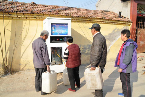 高青县黑里寨镇杨四官村自从安装了直饮机之后，群众们喝水用水都方便多了！
