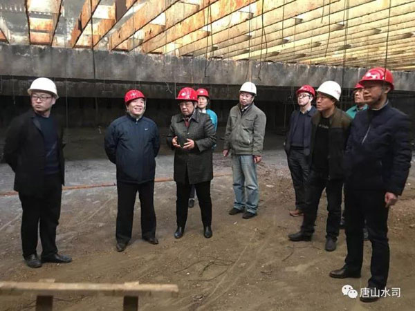 唐山市自来水公司经理唐雨青等班子成员听取了施工方案、监理方案汇报，总工程师李耀生代表公司现场宣读了监理授权书。