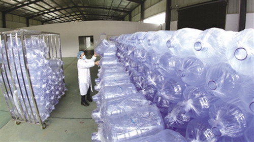 玉峰饮业有限公司生产车间内工人在清点水桶