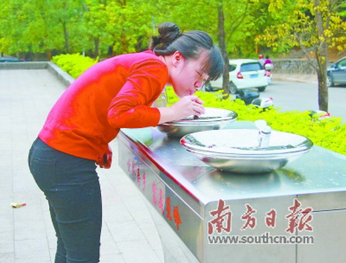 蕉岭在县城设置了20个爱心公共饮水点，24小时全天候免费为群众提供直饮水。（林剑湧 摄）