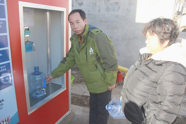 三达水（北京）科技有限公司项目总监姜艺林指导村主任如何接水