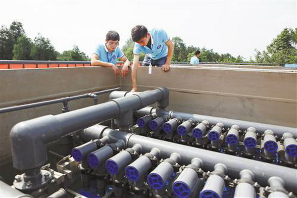 2015年6月29日，由重庆市科学技术研究院和重庆市重科立升净水科技有限公司合作开发、适用于山地农村的“超滤膜一体化净水技术示范工程”，在綦江区郭扶镇龙泉水厂正式启用供水。图为工作人员正在调试供水设备。