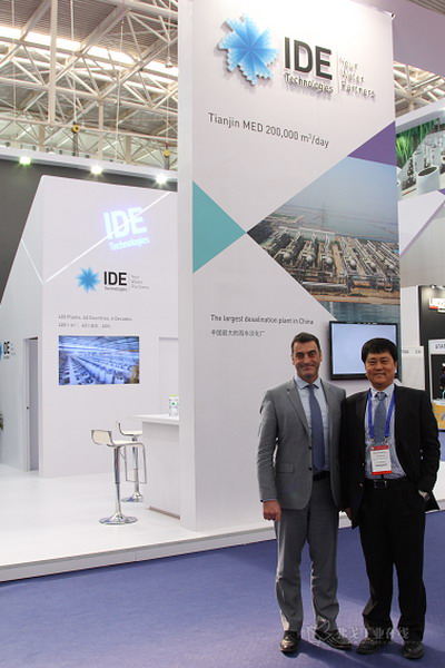 以色列IDE海水淡化技术有限公司（中国）总经理王双成（右）与IDE公司执行副总裁布鲁诺