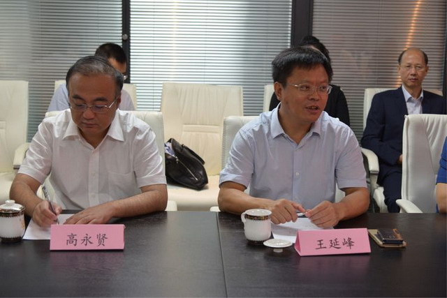 临汾市政府副市长王延峰，翼城县委副书记、县长高永贤出席签约仪式。