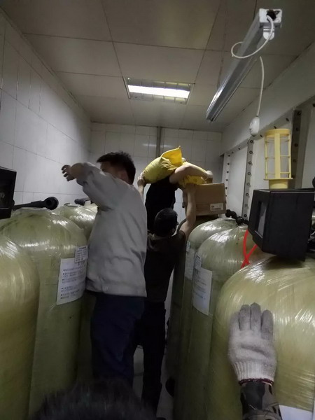 哈尔滨市长江肾病医院为透析科RO水处理系统更换滤料