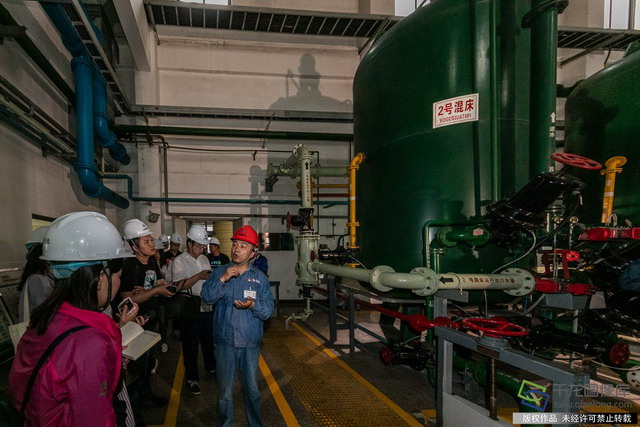 天津国电津能热电有限公司工作人员为记者介绍企业用水相关情况