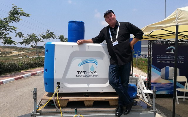 TETHYS公司阿尔特曼先生与仅利用太阳能就可将海水、废水等转化成饮用水的TSD-4装置