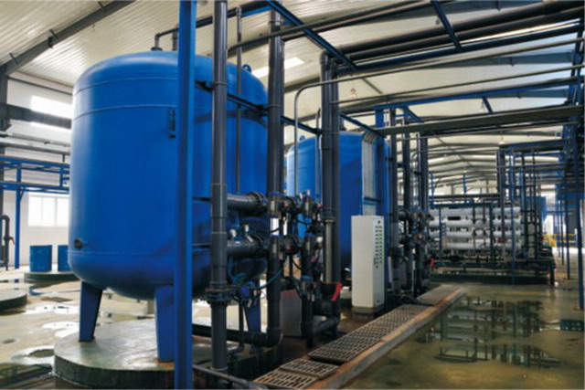 水处理车间由华自科技全权设计、施工及安装。其中一期工程（1万吨电子铜箔）纯水制备能力200吨/小时，废水处理能力为30吨/小时。纯水制备采用高可靠性的三级两段RO（反渗透）处理系统，RO处理系统主要由水泵、多介质过滤器、保安过滤器、RO膜系统及仪表系统设备组成，华自科技参考皮革废水处理的相关方法，结合铜箔废水的具体特点（含有铜、锌、铬等污染物），结合RO处理系统设计并成功使用高效、低成本的铜箔废水处理系统，保证出水水质的稳定。