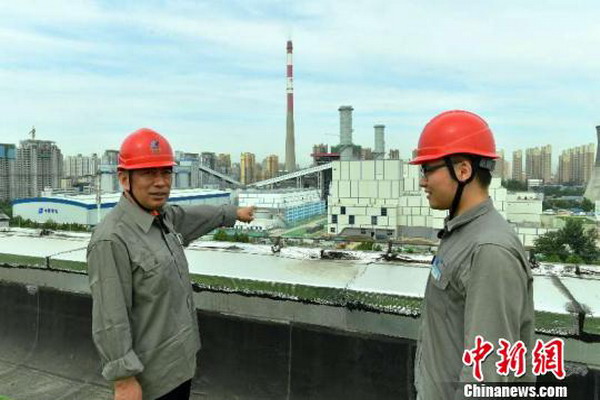 郭明奎（左）正在介绍该公司重要节水措施