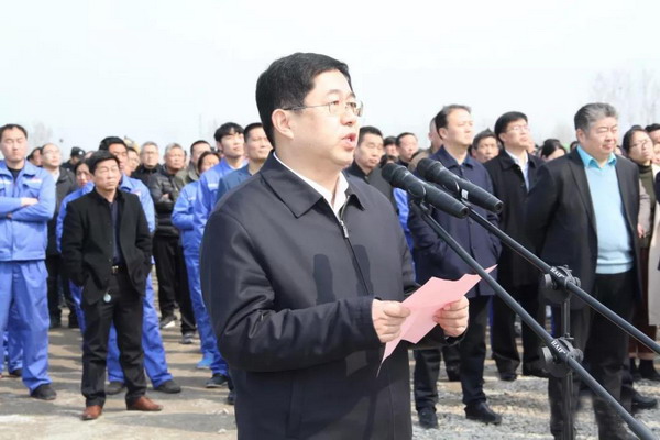 菏泽高新区党工委书记郭保存在开工仪式上汇报了即将开工的建设项目情况。
