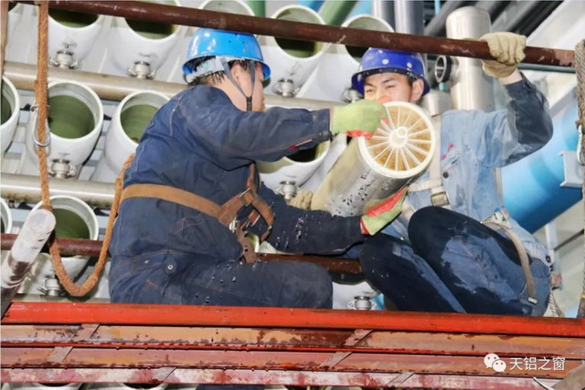 天山铝业发电事业部为化水车间紧急更换反渗透膜滤芯