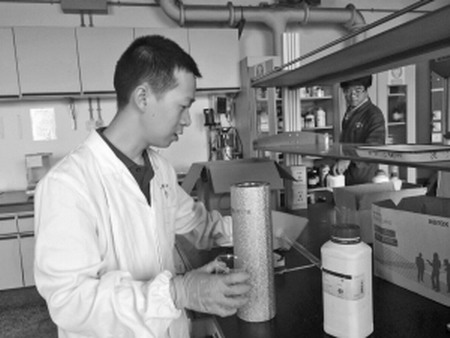 中国科学院宁波材料技术与工程研究所佘振博士在实验室