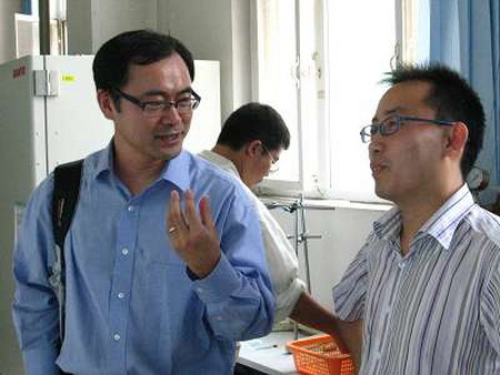 中国科学院过程工程所研究员、博士生导师、学术与学位委员会委员、绿色化学工程研究部副主任杨传芳博士（左）