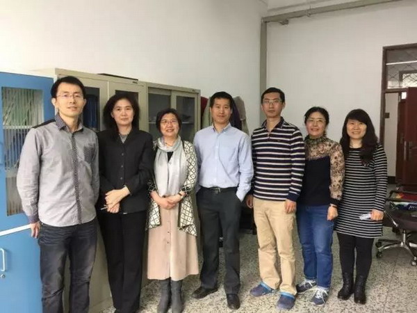 赵方波副教授（左四）及研究团队主要成员