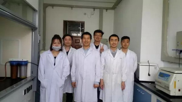 赵方波副教授（左三）及从事膜分离技术研究的研究生