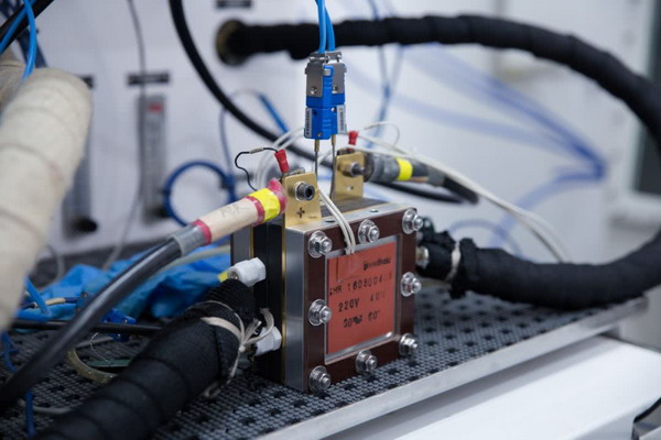 这是一块正在燃料电池测试平台上进行性能测试的单电池，测试装置正在对单电池的温度、气体流量、湿度进行实时监控。