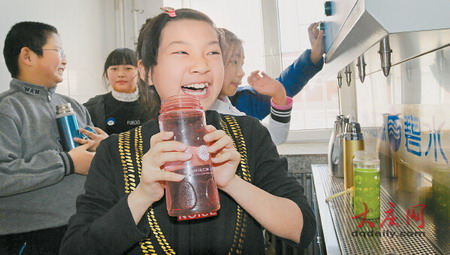 碧水源饮水思源为大庆市东新一小免费捐赠一台纳滤净水机