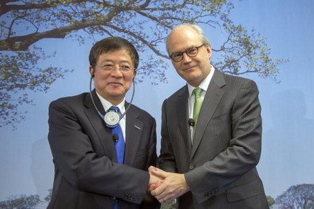 中国化工董事长任建新（左）与先正达董事长戴莫瑞