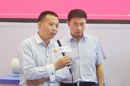 蓝星东丽白忠民（右）和上海华膜赵秀军（左）在接受采访