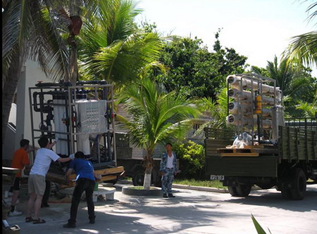 天津海淡所淡化室的科技人员在海南某岛的海水淡化工程现场卸设备