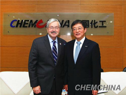 11月16日，任建新董事长（右）在中国化工集团公司总部会见了来访的美国艾奥瓦州州长特里·布兰斯塔德（Terry Branstad）一行