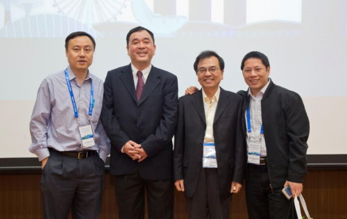蓝伟光教授（左二）与大会主席、新加坡国立大学刘小钢教授(左一），厦门大学夏海平教授（右二），大会副主席、新加坡国家科技与研究局曾华强教授（右一）合影